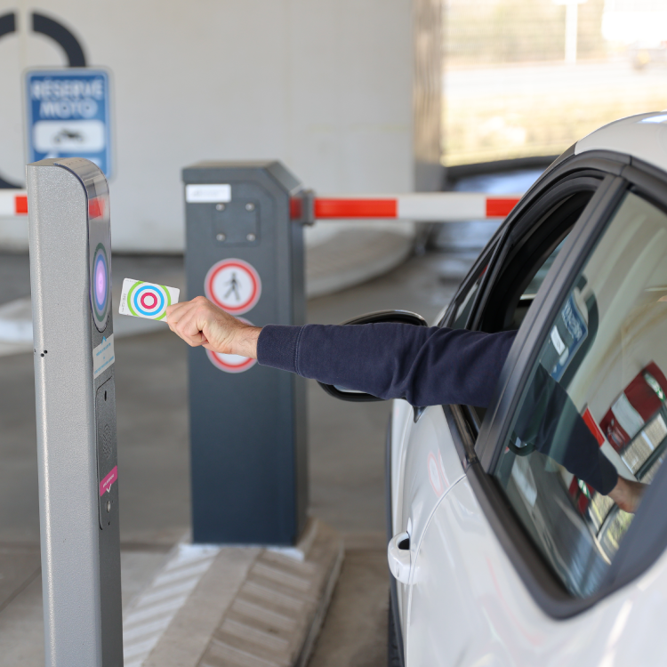 Photo d'un véhicule entrant dans un P+R