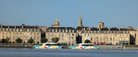 Image représentant deux bateaux LE BATO sur la Garonne sur les quais de Bordeaux.