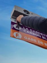 Panneau en station en cours d'installation