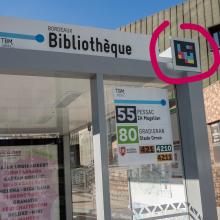 Arrêt de bus équipé du QR code Navilens.